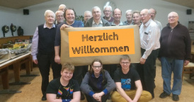 GruppenfotoHerzlichWillkommen.JPG